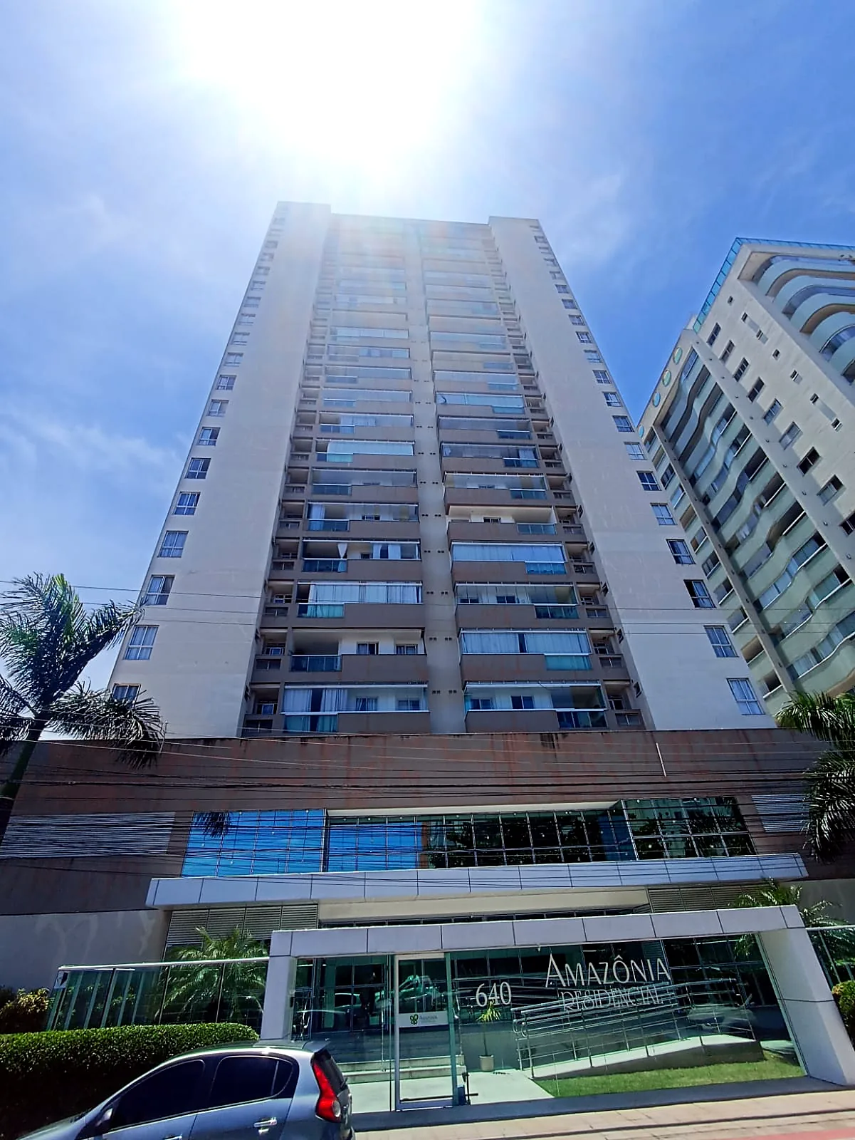 Residencial Amazônia: Antes: pintura desbotada e manchas em toda a altura