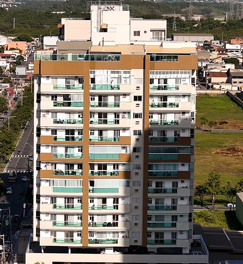 Levantamento frontal por drone de edifício residencial para laudo de fachada
