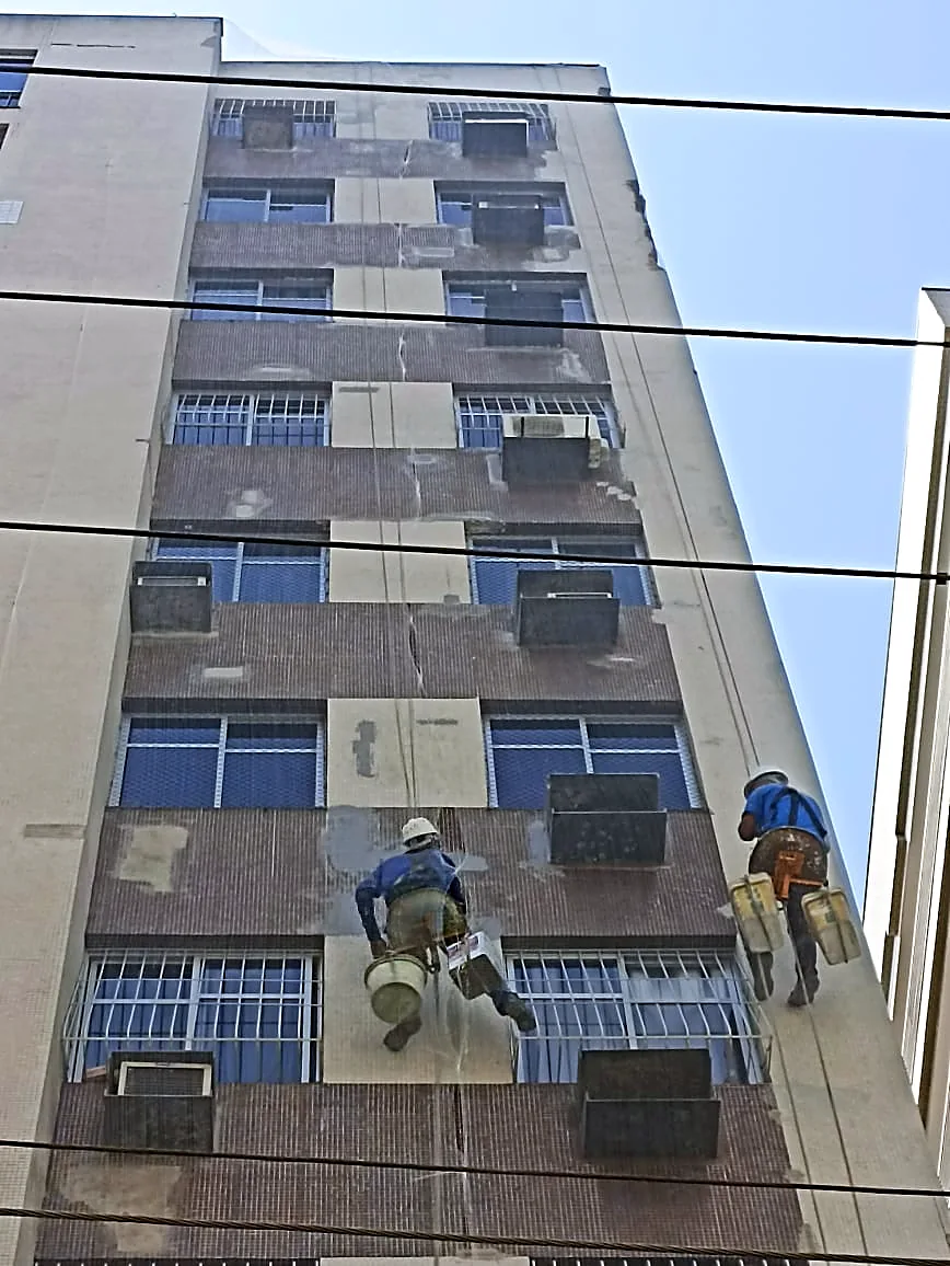 Edifício Vista da Penha: Tratamento de trincas e vedação por acesso em corda