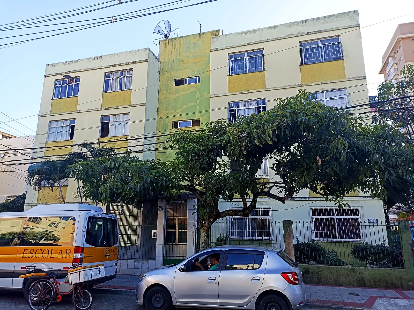 Condomínio Costa do Sol 2: Antes: pintura degradada, reboco solto e sujidade em todos os blocos