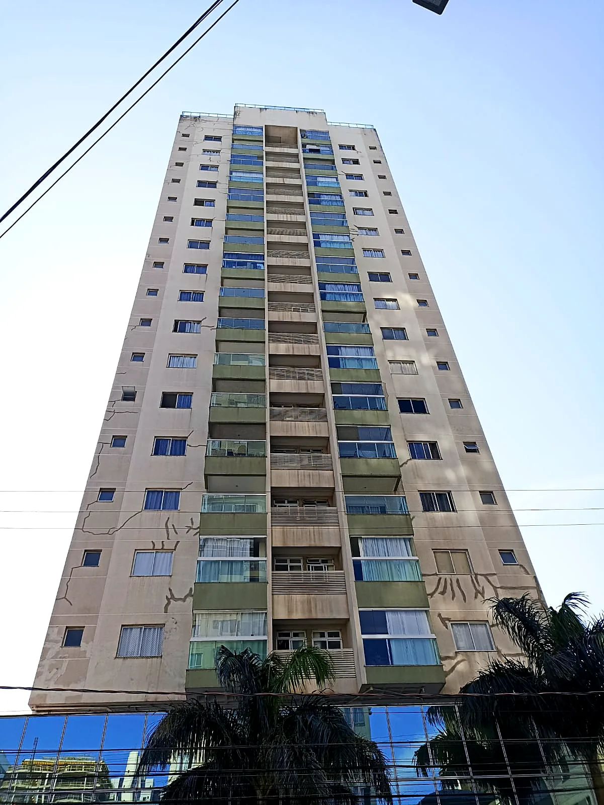 Edifício Gabriel Francisco: Antes: trincas em todos os pavimentos e fungos