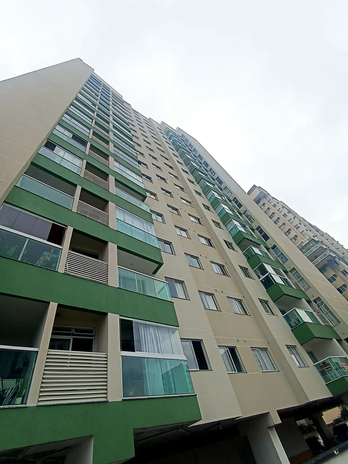 Edifício Gabriel Francisco: Entrega: lateral e sacadas com acabamento uniforme