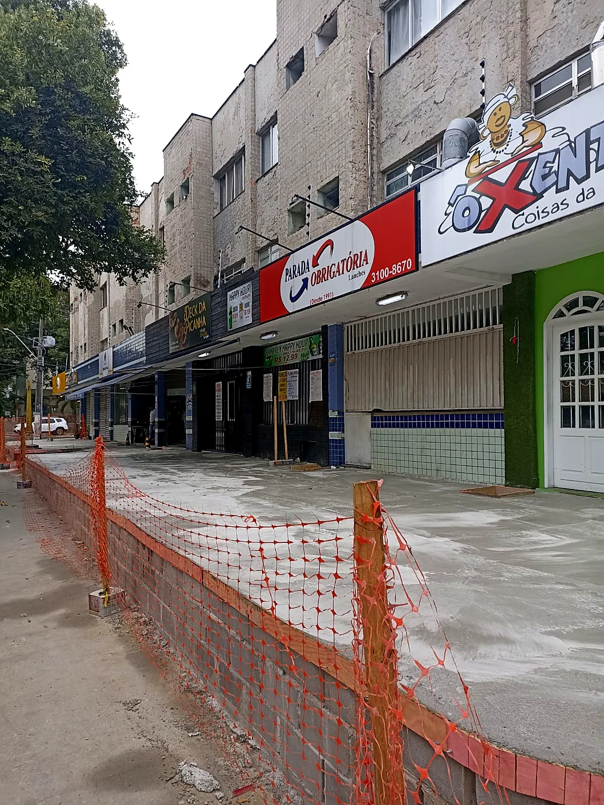 Mata da Praia Shopping: Antes: revestimento degradado e marquise comprometida