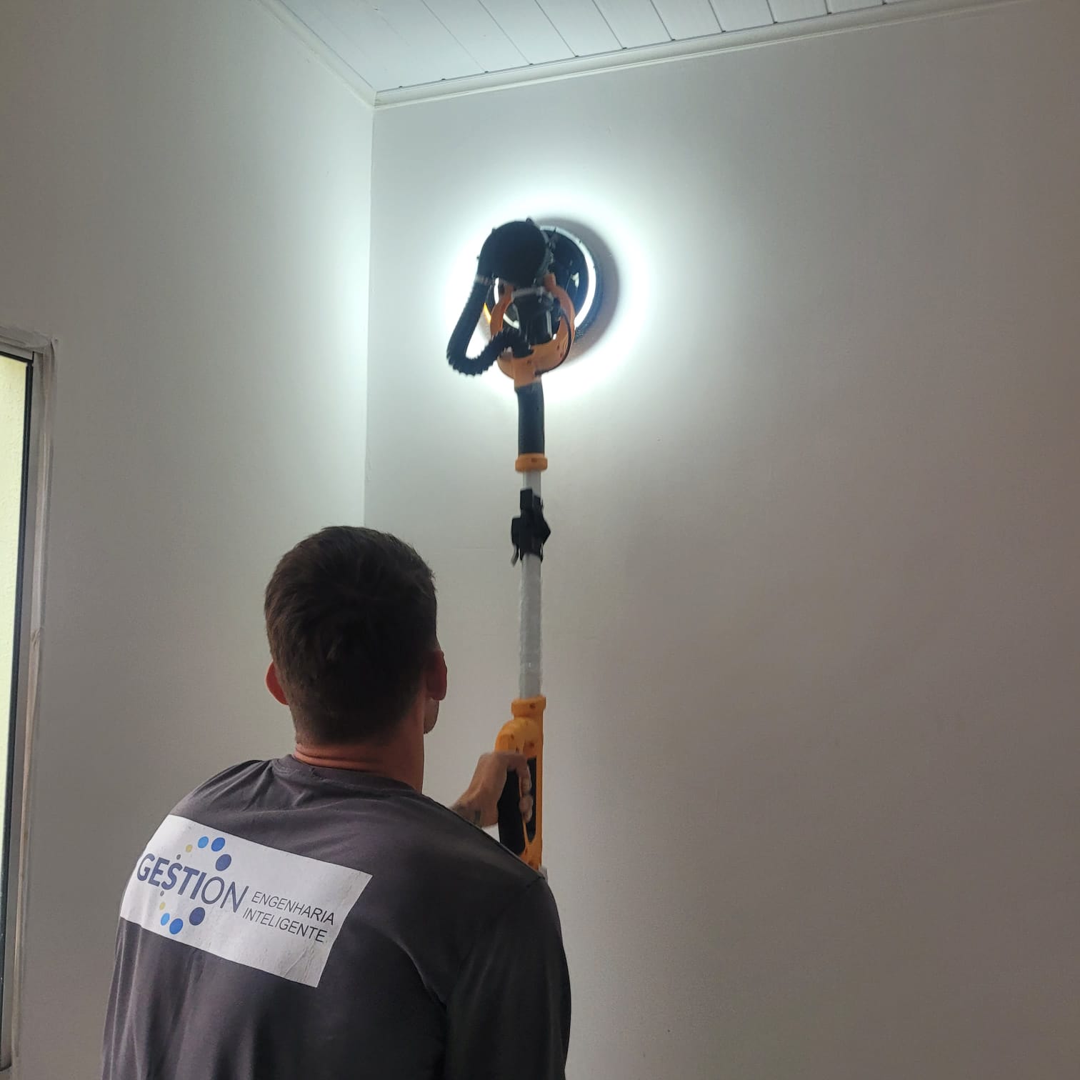 Equipe Gestion executando acabamento em obra residencial