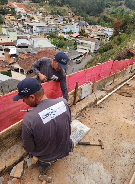 Equipe Gestion executando muro de contenção em encosta urbana em Santa Teresa-ES